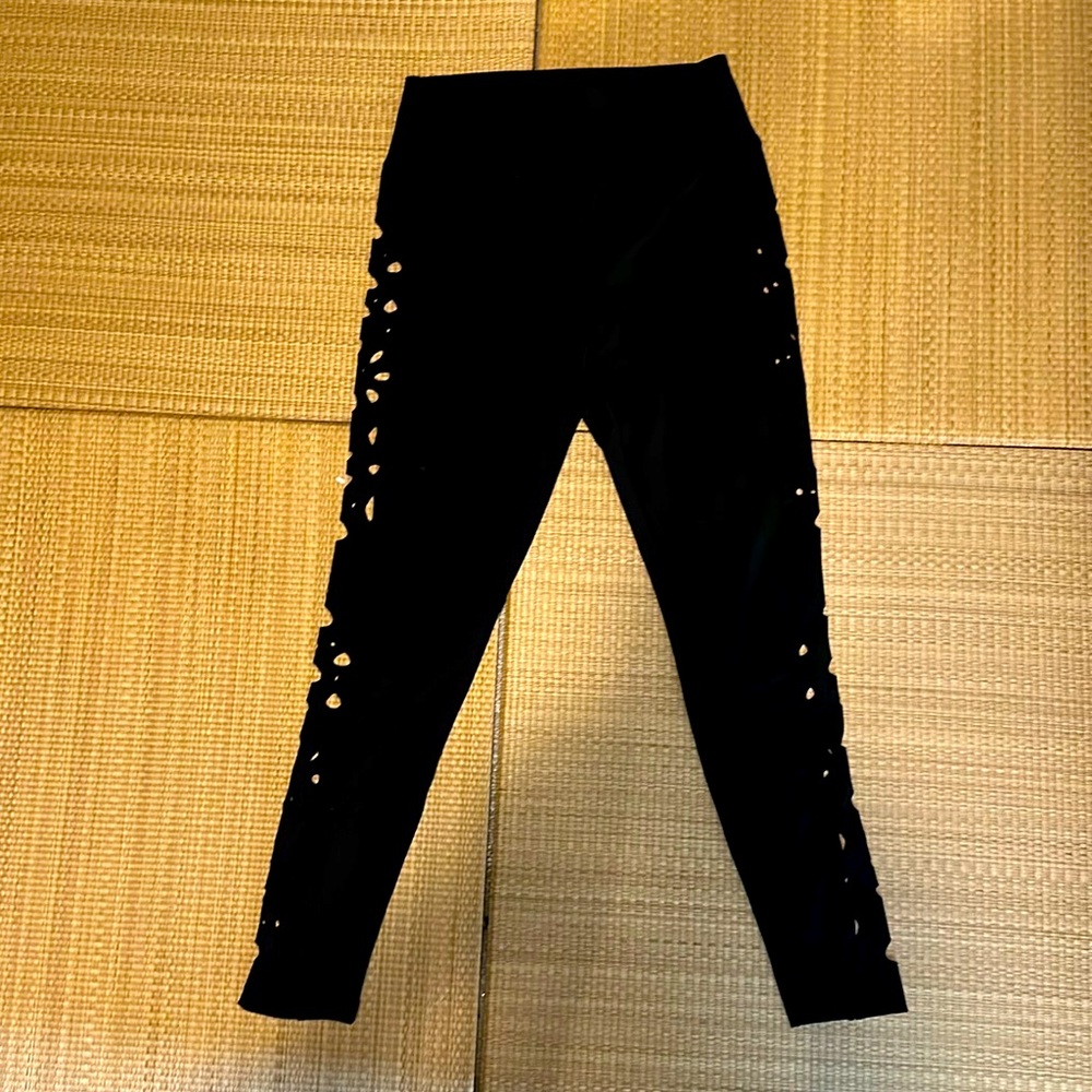 Cutout floral pattern leggings, black